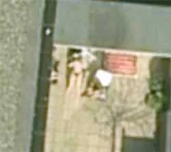 Fotografía aérea cenital por satélite de una azotea urbana con detalles arquitectónicos nítidos